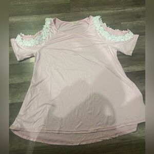 * 🤑💰🤑 3/$10.00 budle item 🤑💰🤑 
Women’s Peak-a-boo shirt